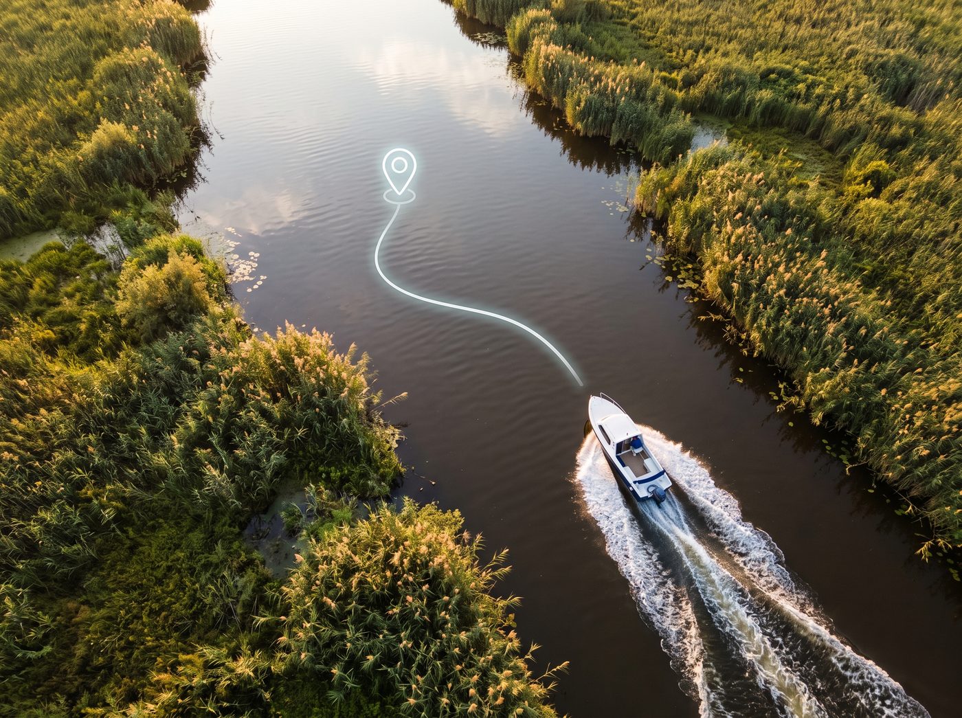 Barcă pe un canal din Delta Dunării